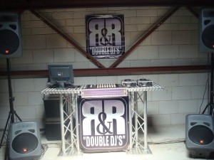 Dj op elk feest verschillende dj's van Dj double r&r, Dj Henry of Dj Koen