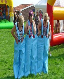 Broek lopen 3 pers. € 20,- Zaklopen 5 pers € 15,-
