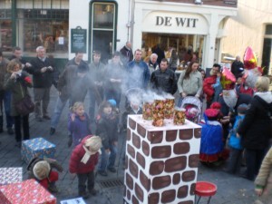 sinterklaasfeest in winkelcentrum, stadscentrum of bij bedrijf. (Lange Hezelstraat Nijmegen, Winkeliersvereniging en stichting oude stad. )