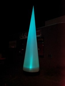 lichtkegel door lamp krijgt deze kegel diverse kleuren. lamp aan te sturen met dmx. reageert op muziek.