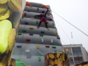 sinterklaas en zwartpiet klimwand 9 meter